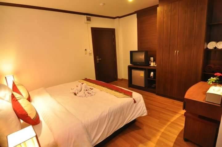 Hemingway'S Hotel Patong Extérieur photo